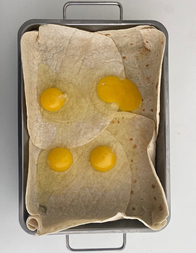 פשטידת טורטייה, שלב 2: שוברים פנימה את הביצים