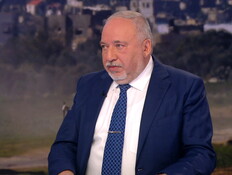 חבר הכנסת אביגדור ליברמן בראיון לפגוש את העיתונות (צילום: חדשות 12)