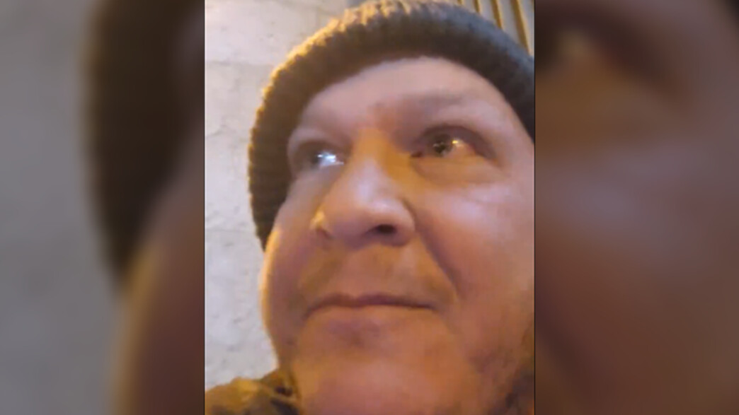 העיתונאי חיים לוינסון לאחר שהוכה בידי שוטר העיתונאי חיים לוינסון לאחר שהוכה בידי שוטר