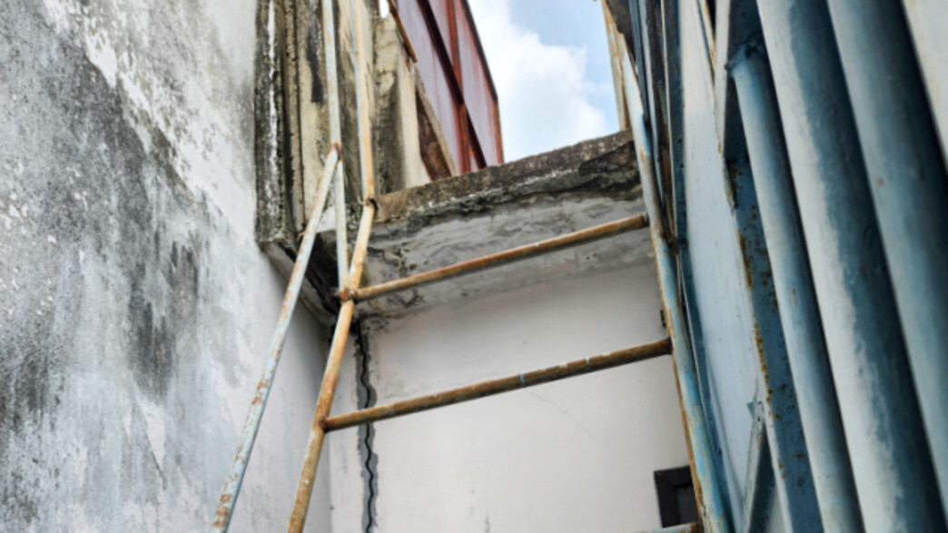 סולם ברזל רעוע מוביל לגג סולם ברזל רעוע מוביל לגג