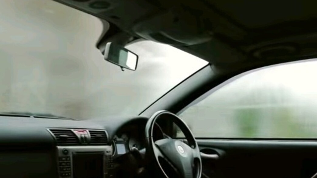 אדים באוטו (צילום: יוטיוב)