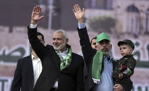 מנהיגי חמאס איסמאיל הנייה ויחיא סינוואר ברצועת עזה (צילום: AP)