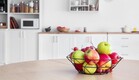 קערת פירות על שולחן במטבח לבן (צילום: Pixel-Shot, SHUTTERSTOCK)