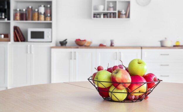 קערת פירות על שולחן במטבח לבן