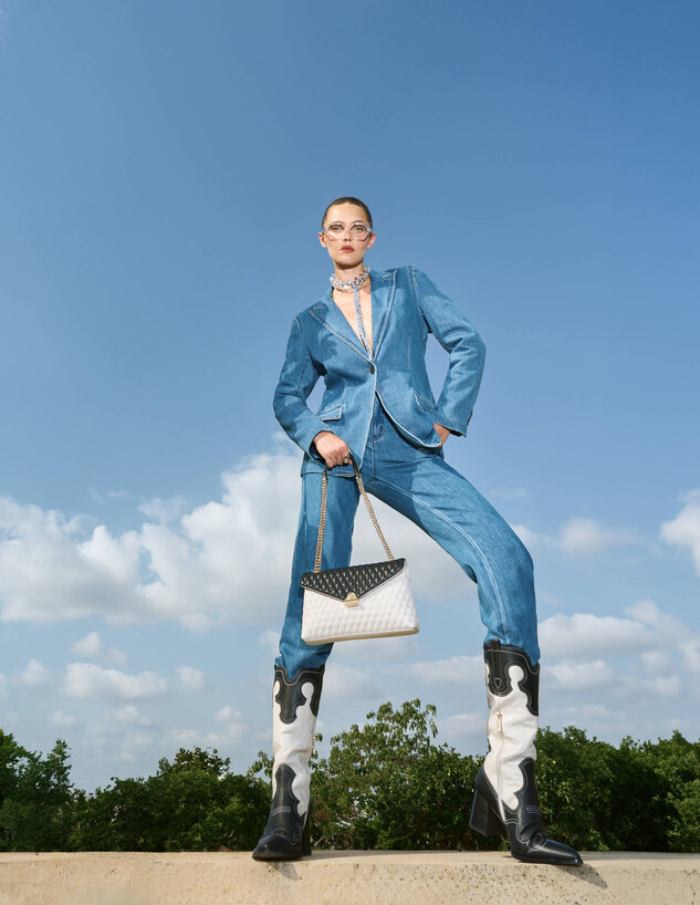 דוגמנית עם טוטאל לוק לניין ווסט