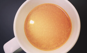 חלב שקדים מפורק בקפה (צילום: Dawn Bland, instagram)