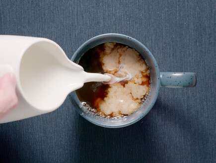 קפה עם חלב - מזיגה (צילום: cliplab, shutterstock)