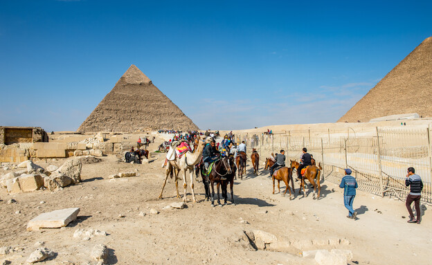 פירמידות תיירים מצרים (צילום: Anton_Ivanov, shutterstock)