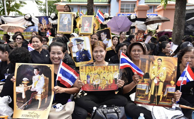 אזרחים מלך תאילנד (צילום: Decha Kiatlatchanon, shutterstock)