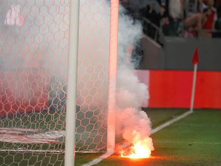 בין לבין, המשחק נעצר בעקבות אבוקה שהושלכה לדשא (אלן שיבר)