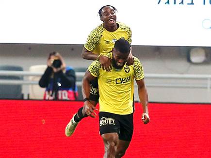 ואז פרד פריידיי המחליף נגח את שער הניצחון (אלן שיבר)