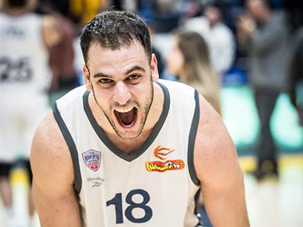 גם הוא הגיע ובגדול. אדם (עודד קרני)