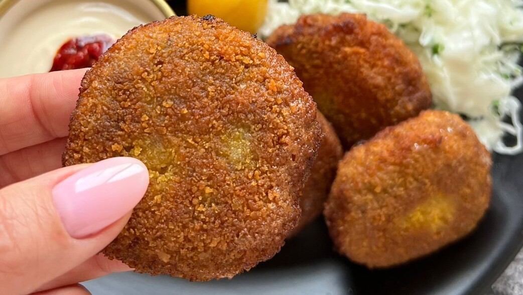 קציצות בקר ולחם פריכות