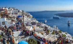 סנטוריני עומס תיירים (צילום: Pit Stock, shutterstock)