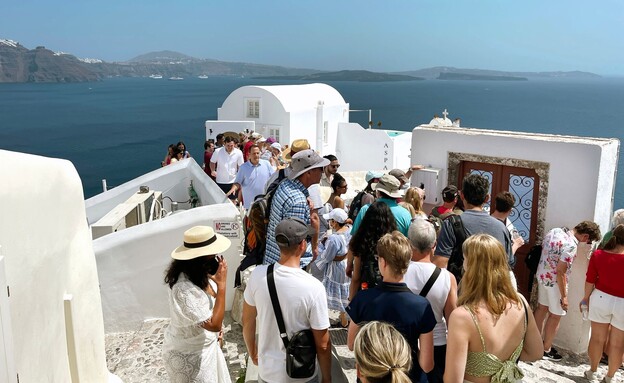 סנטוריני יוון תיירים (צילום: Ceri Breeze, shutterstock)