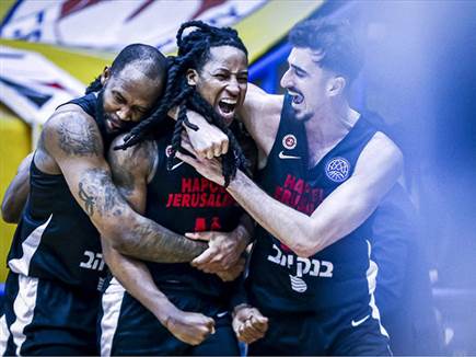 שלשת ניצחון גדולה של ספידי סמית' (FIBA) (צילום: ספורט 5)