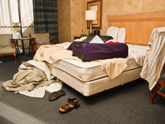 חדר מלון מבולגן (צילום: MediaProduction, getty images)
