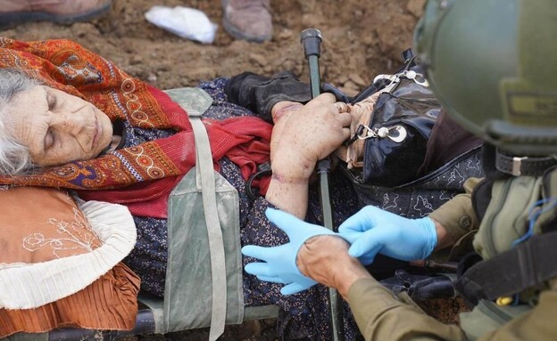 הפלסטינית המבוגרת שמחבלי חמאס כפתו בעזה (צילום: דובר צה