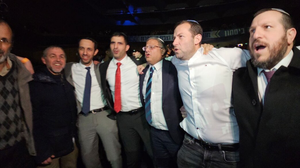 שרים וחברי כנסת רוקדים בכנס ה"התיישבות בעזה"