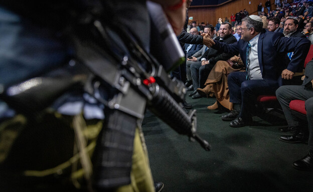 חייל עם נשק בכנס הניצחון של שרי הקואליציה וח"כים מ (צילום: חיים גולדברג, פלאש 90)