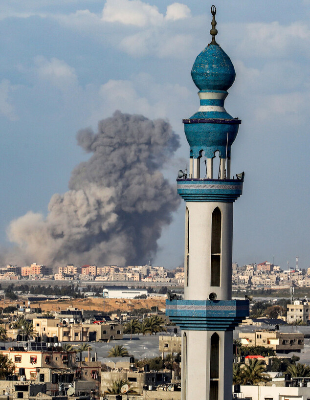 עשן בעקבות תקיפה ישראלית בח'אן יונס (צילום: עבד רחים חטיב, פלאש 90)