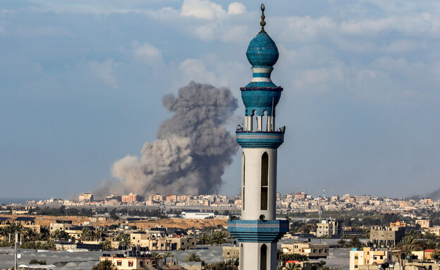 עשן בעקבות תקיפה ישראלית בח'אן יונס (צילום: עבד רחים חטיב, פלאש 90)