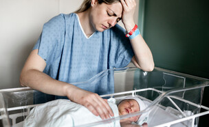 אמא מדוכאת לאחר לידה בבית החולים (אילוסטרציה: Lopolo, shutterstock)