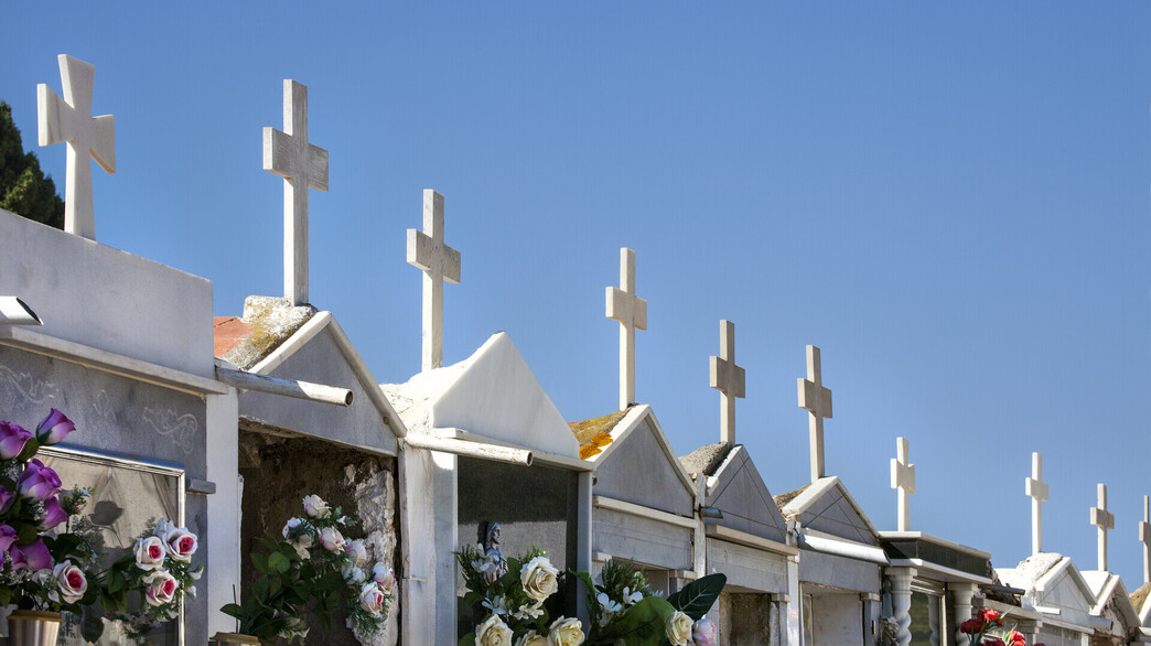צלבים על קריפטות בבית קברות בספרד (צילום: Gary Conner)