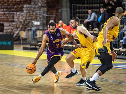 האיש של חולון בקו האחורי. האריס (FIBA)