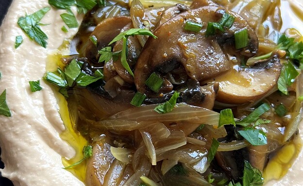 סלט פטריות חם. מושלם על חומוס