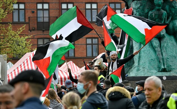דגלים מאלמו שוודיה הפגנה פלסטינית (צילום: JOHAN NILSSON , getty images)