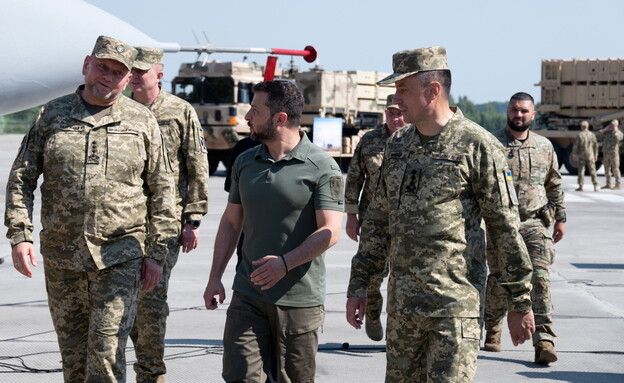 מפקד צבא אוקראינה ואלרי זאלוז'ני עם הנשיא זלנסקי (צילום: רויטרס)