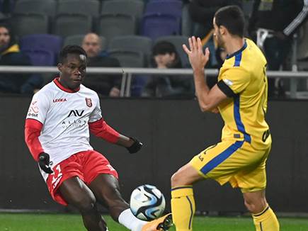 וראה את קבוצתו החדשה מתקשה (ברני ארדוב)