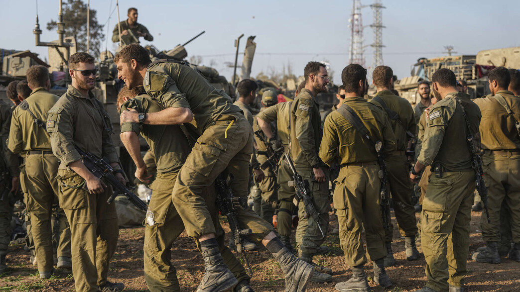 חיילים בשדה הקרב ברצועת עזה (צילום: AP)