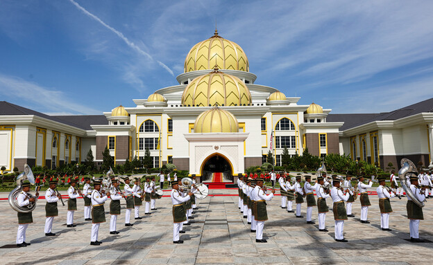 משמר צבאי בטקס ההכתרה של איברהים איסקנדר, מלך מלזיה (צילום: HASNOOR HUSSAIN, AFP via Getty Images)