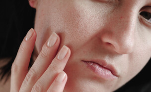 סוג עור, בוחנת את עור הפנים  (צילום: Julia Diak, Shutterstock)