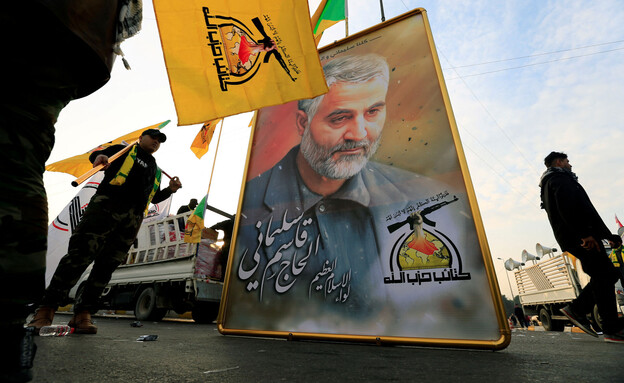 תמונה של קאסם סולימאני אצל תומכי המיליציות בעיראק (צילום: רויטרס)