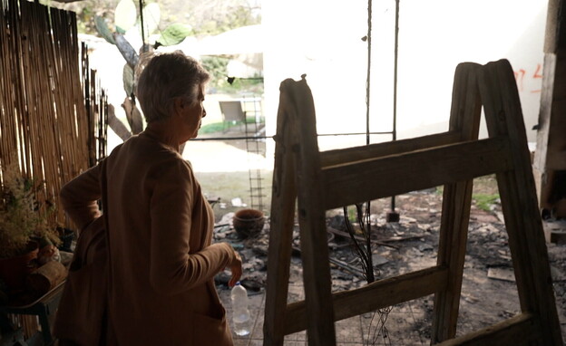 ז׳קלין גליקסמן בביקור בביתה ההרוס (צילום: חדשות 12)
