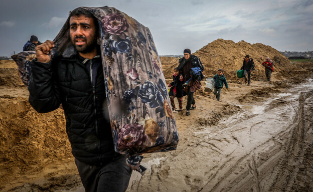 פלסטינים נמלטים מח'אן יונס בדרכם לרפיח ברצועת עזה (צילום: עבד רחים חטיב, פלאש 90)