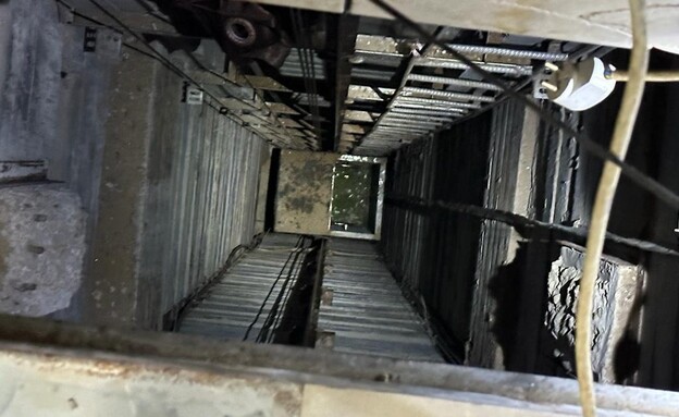 תיעוד פיר מנהרה בה מעלית תת-קרקעית בעזה (צילום: דובר צה"ל)