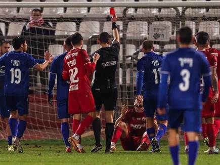 שני כרטיסים אדומים (מאור אלקסלסי)