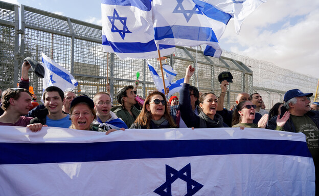 חסימת משאיות סיוע הומניטרי בניצנה (צילום: רוייטרס)