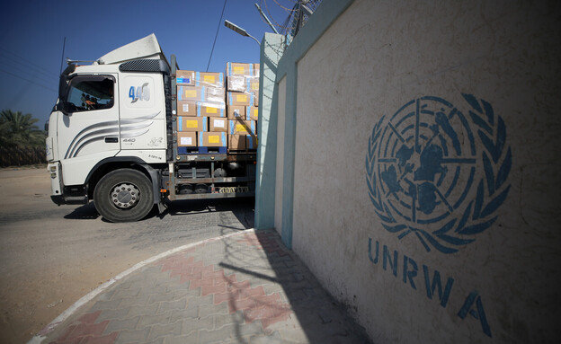 משאיות סיוע נכנסות למתחמי אונר"א בעזה (צילום: Majdi Fathi/NurPhoto via Getty Images)