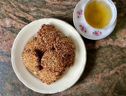 עוגיות שומשום וקוקוס בלי גלוטן (צילום: לין לוי, mako אוכל)