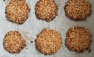 עוגיות שומשום בלי קמח (צילום: לין לוי, mako אוכל)