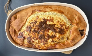 מאפה מהיר עם גבינות, פטריות ובצל (צילום: קרן אגם, mako אוכל)
