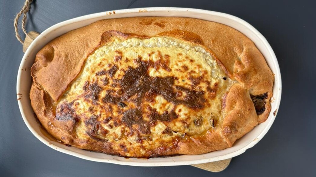 מאפה מהיר עם גבינות, פטריות ובצל