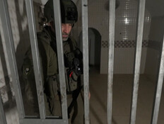 תיעוד ממנהרת בכירי חמאס ששימשה לכליאת חטופים (צילום: מתוך 