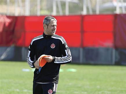 עוזר המאמן החדש. גוטמן (אלן שיבר)