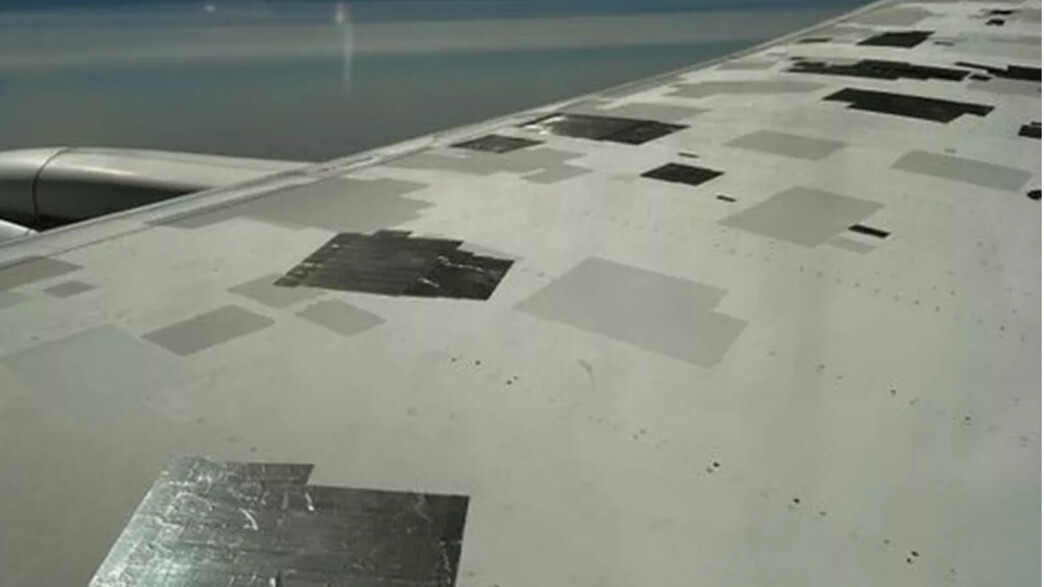 דבק על כנף המטוס דבק על כנף המטוס